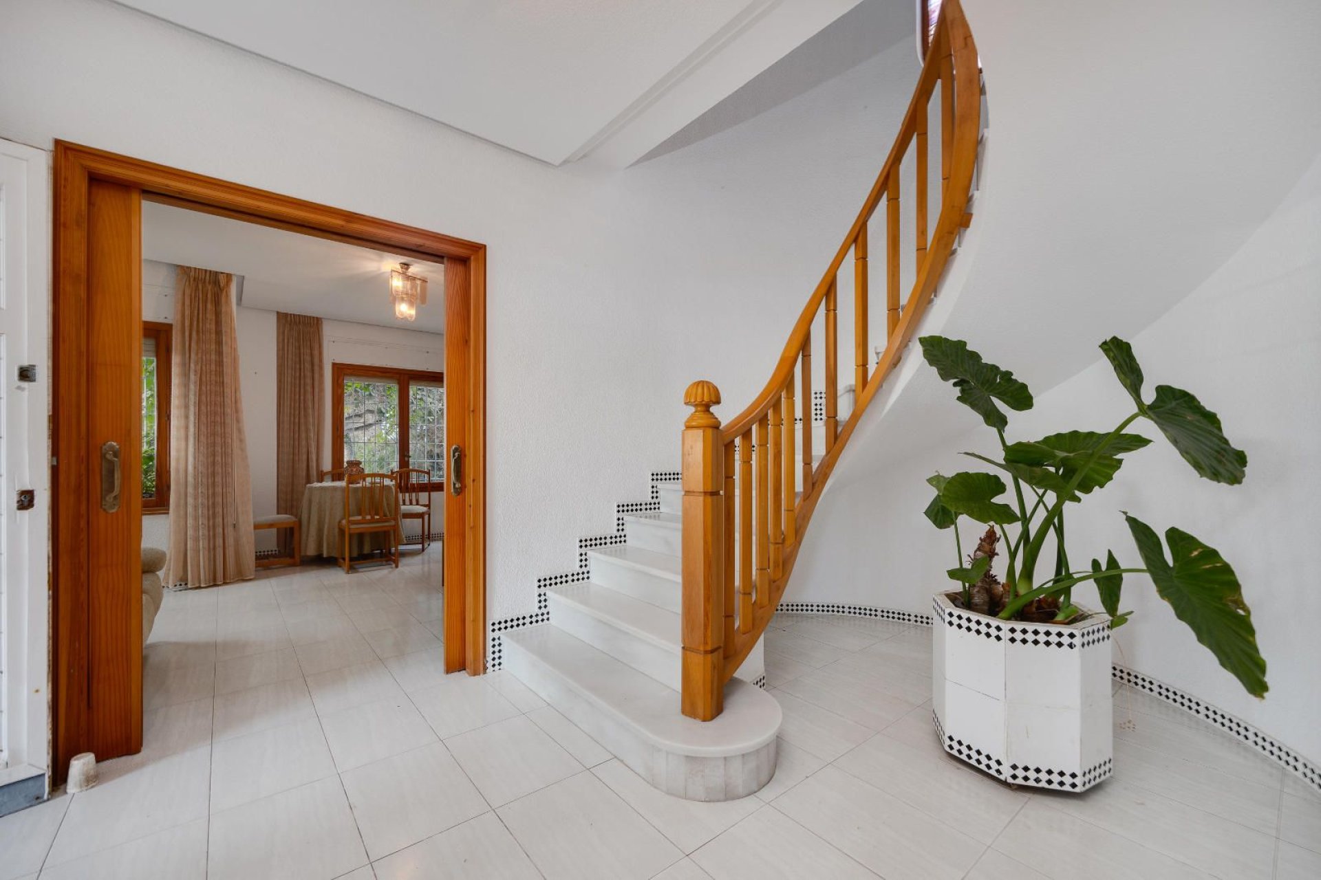 Resale - Villa -
Santa Pola