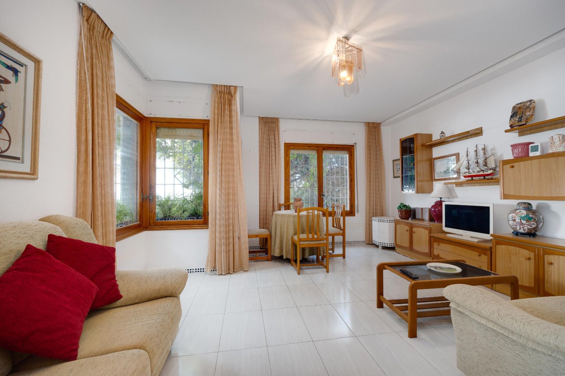 Resale - Villa -
Santa Pola