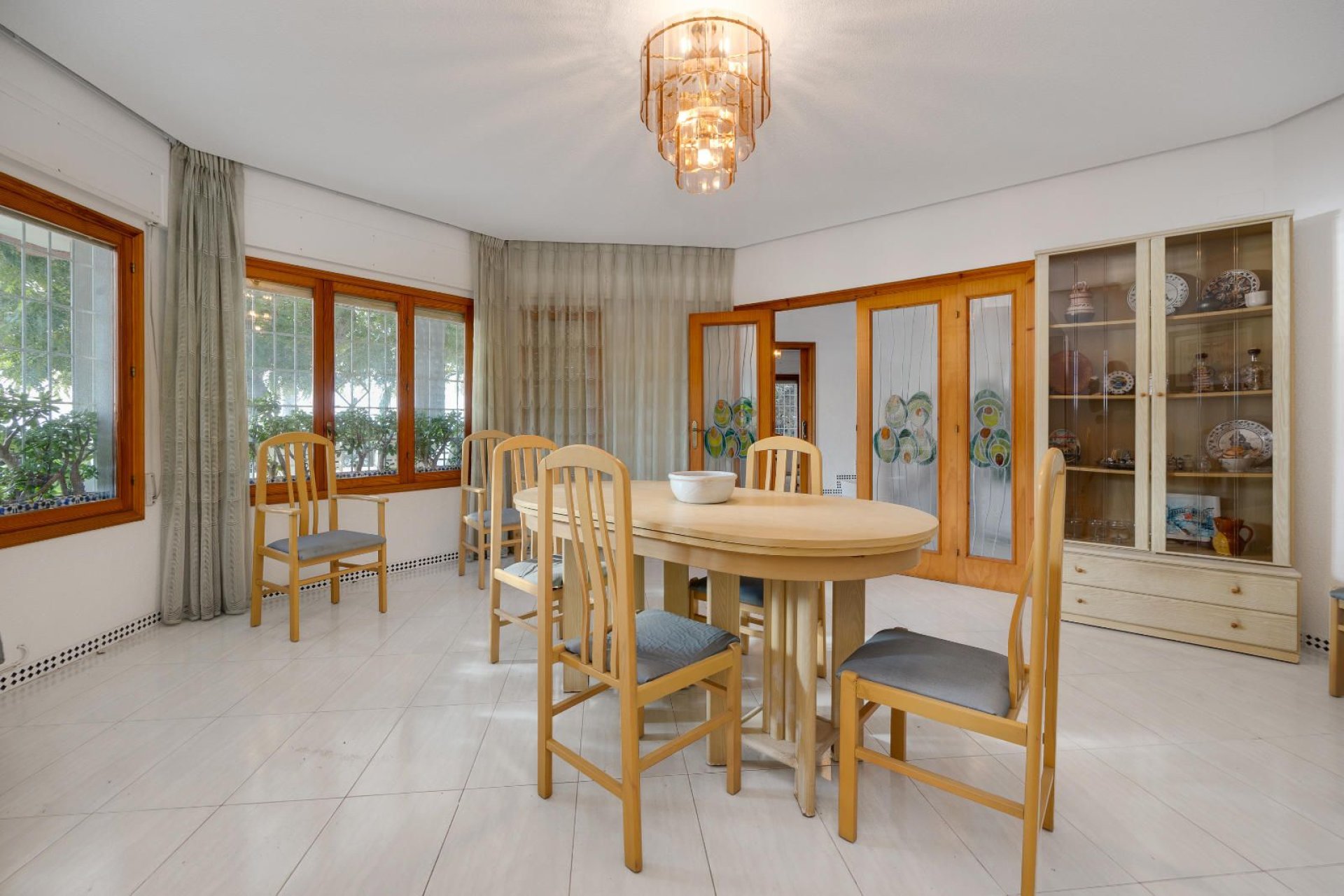 Resale - Villa -
Santa Pola