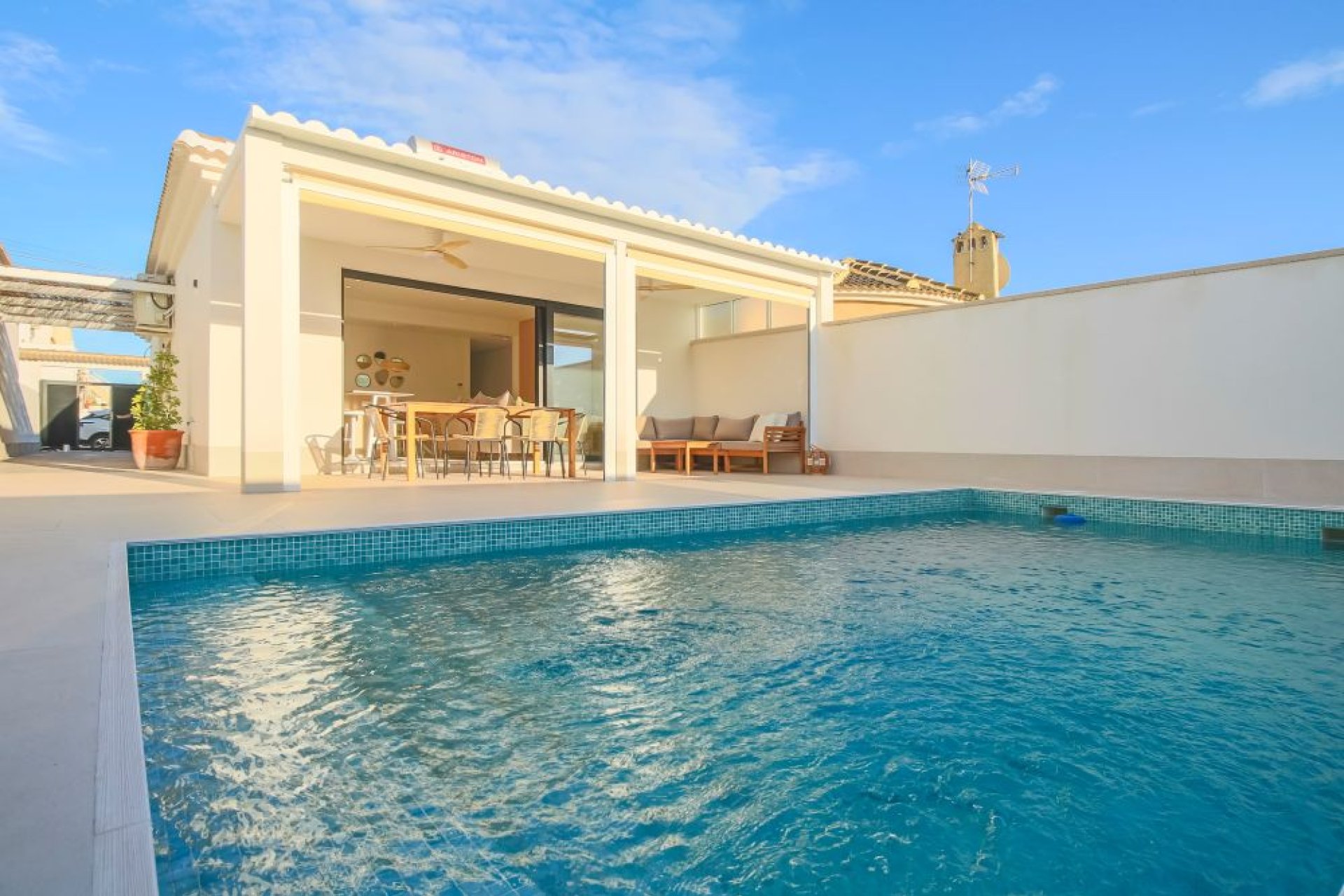 Resale - Villa -
Torrevieja - El Chaparral