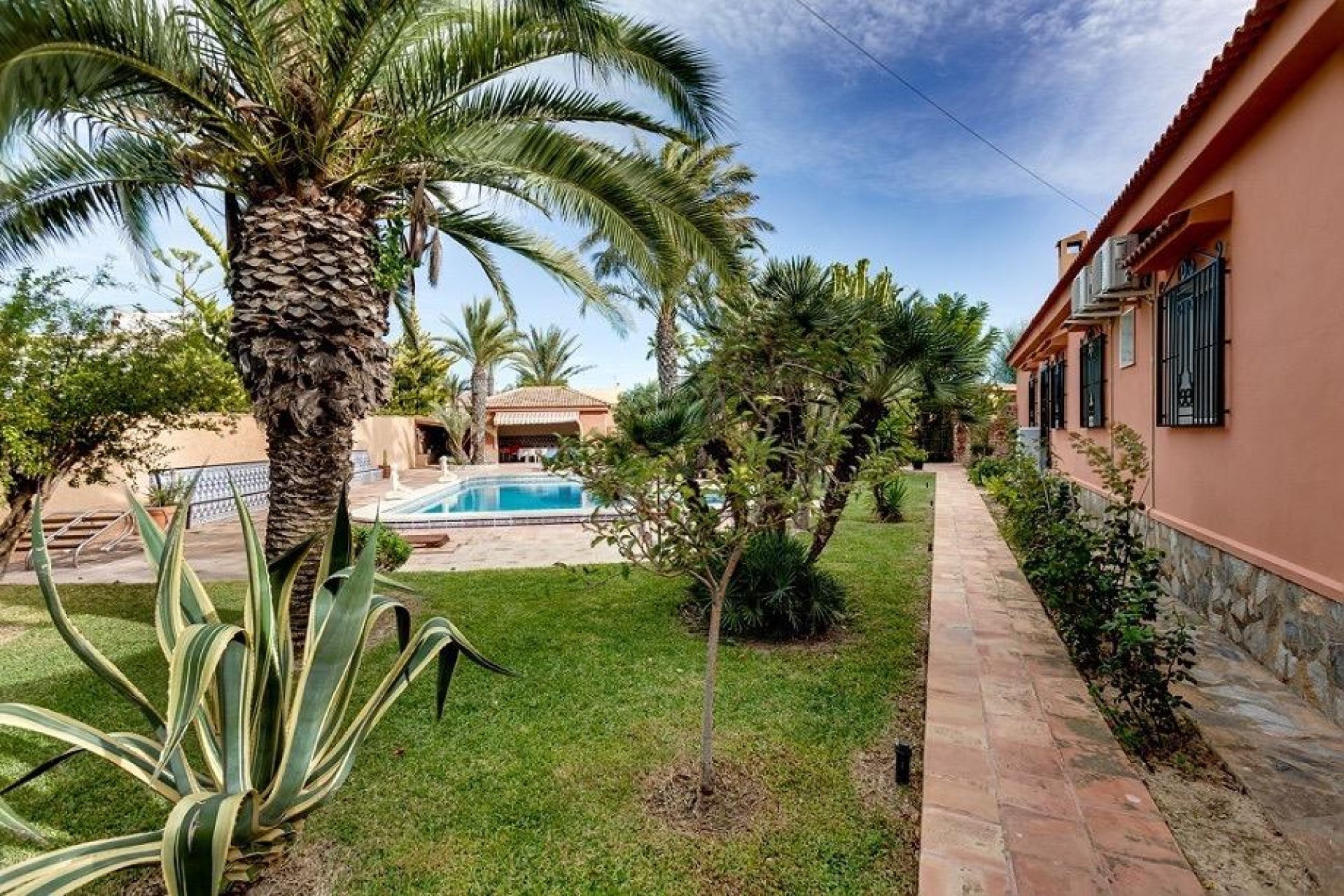 Resale - Villa -
Torrevieja - El Chaparral
