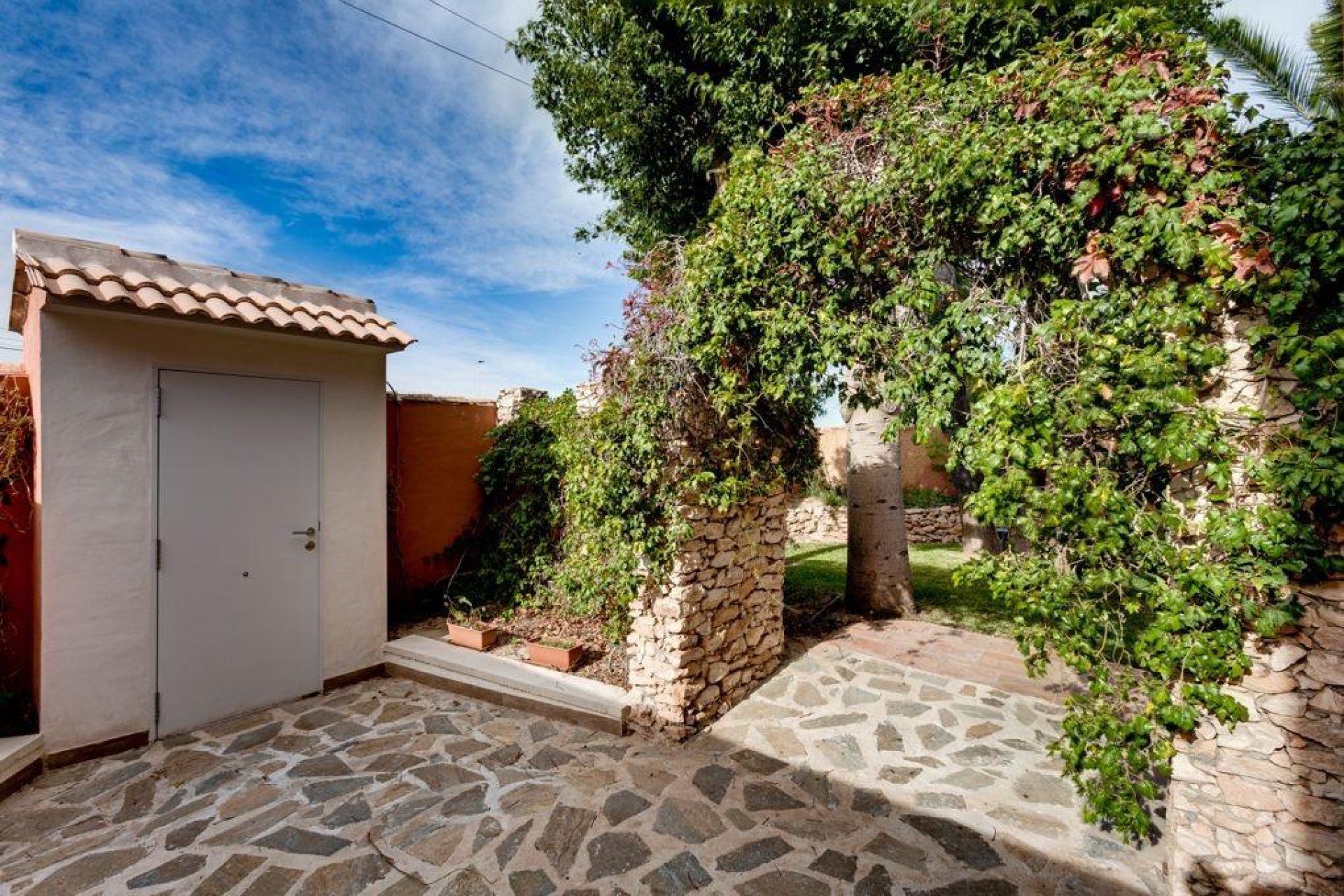 Resale - Villa -
Torrevieja - El Chaparral