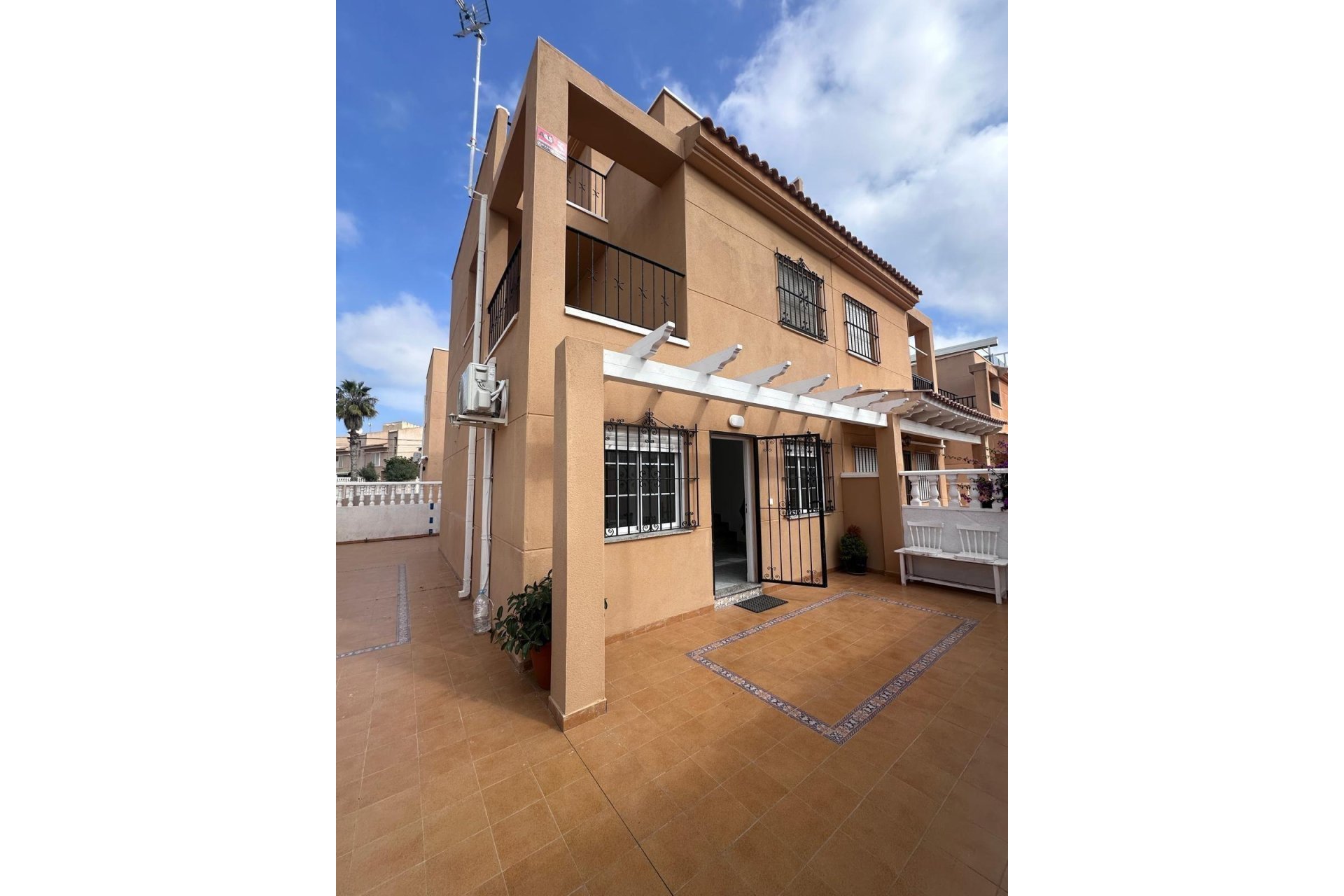 Resale - Villa -
Torrevieja - Los Frutales