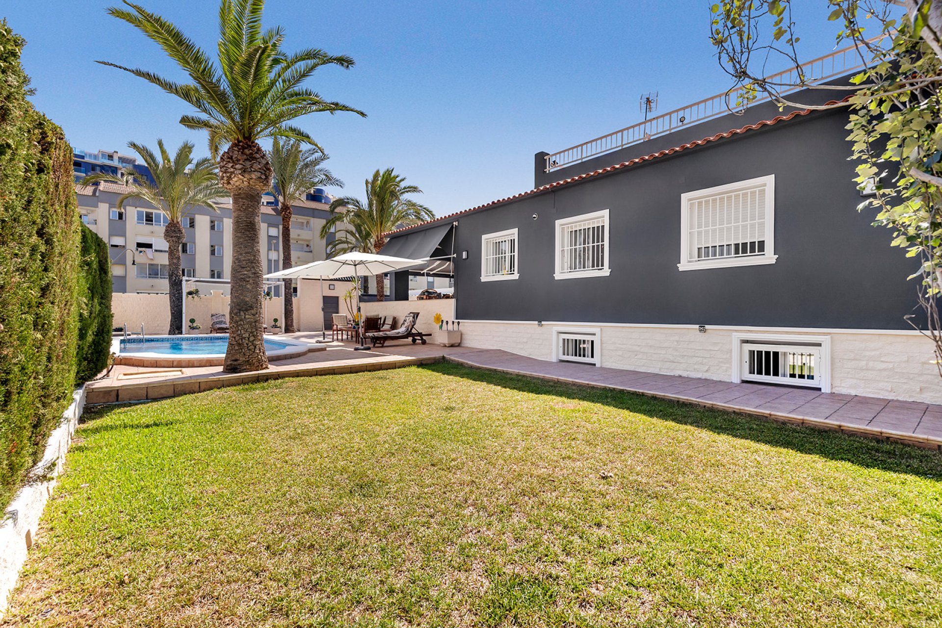 Resale - Villa -
Torrevieja - Punta prima