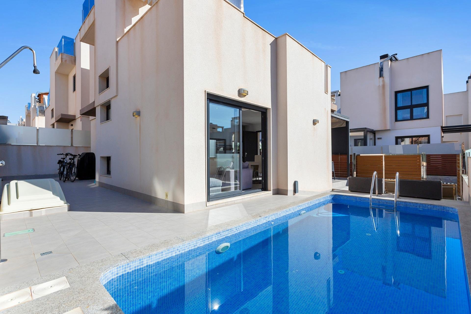 Resale - Villa -
Torrevieja - Sector 25