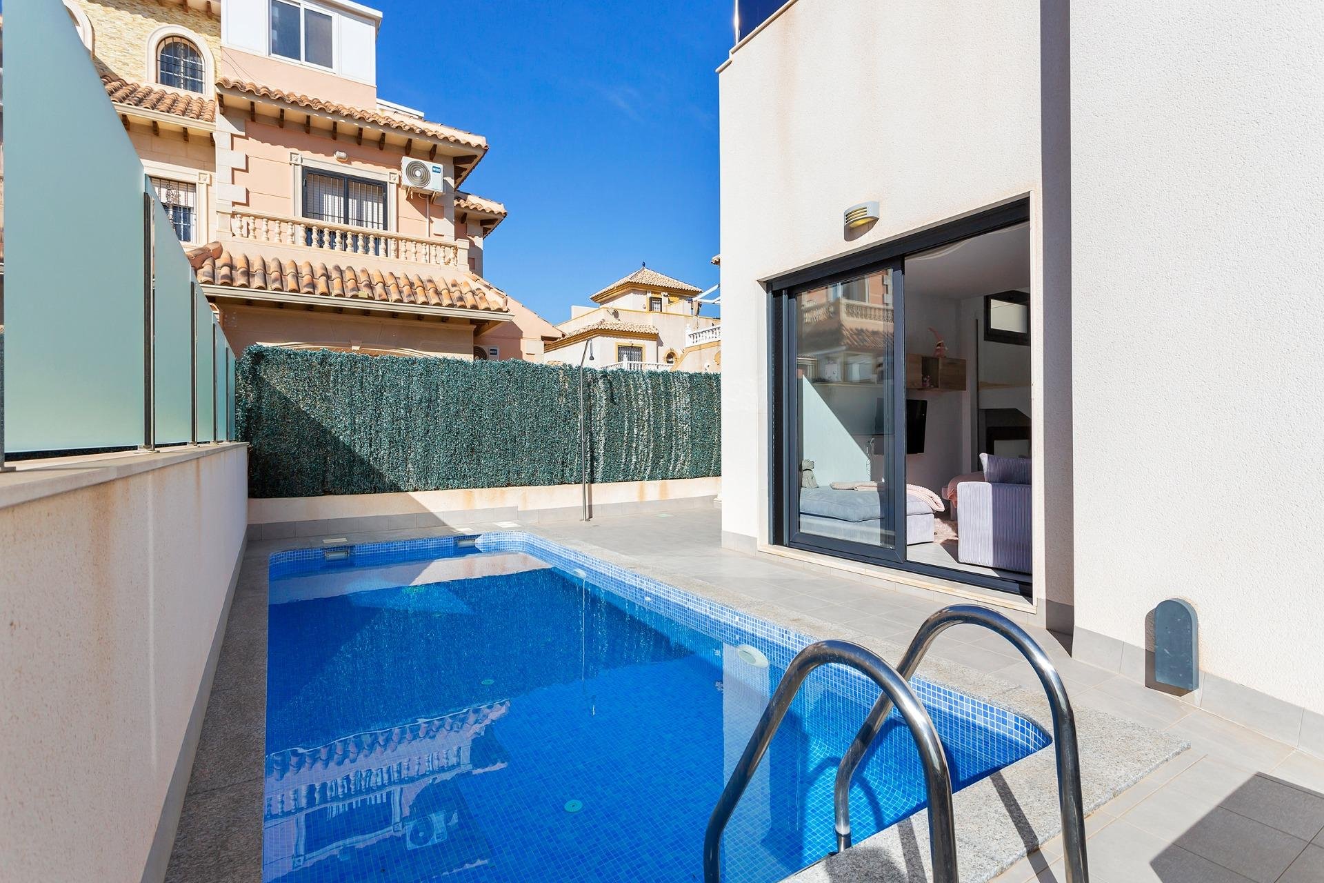 Resale - Villa -
Torrevieja - Sector 25