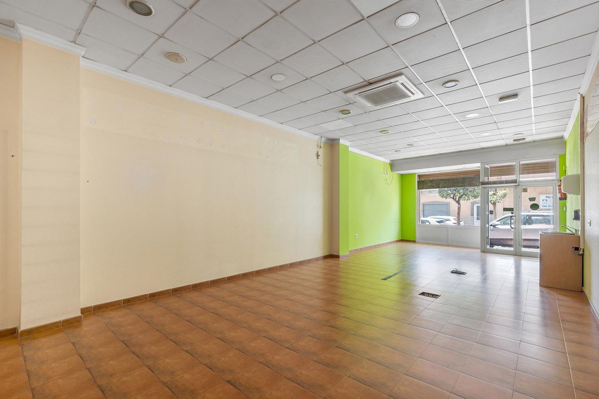 Reventa - Comercial -
Torrevieja - Centro