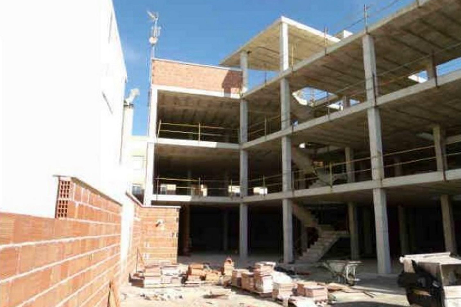 Reventa - Edificio -
Los Montesinos - Centro