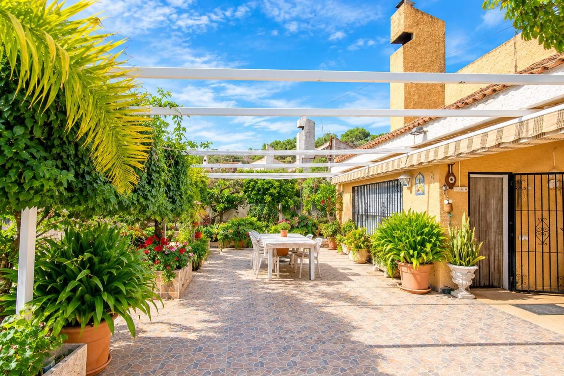 Reventa - Villa -
San Miguel de Salinas - Ciudad De Las Comunicaciones