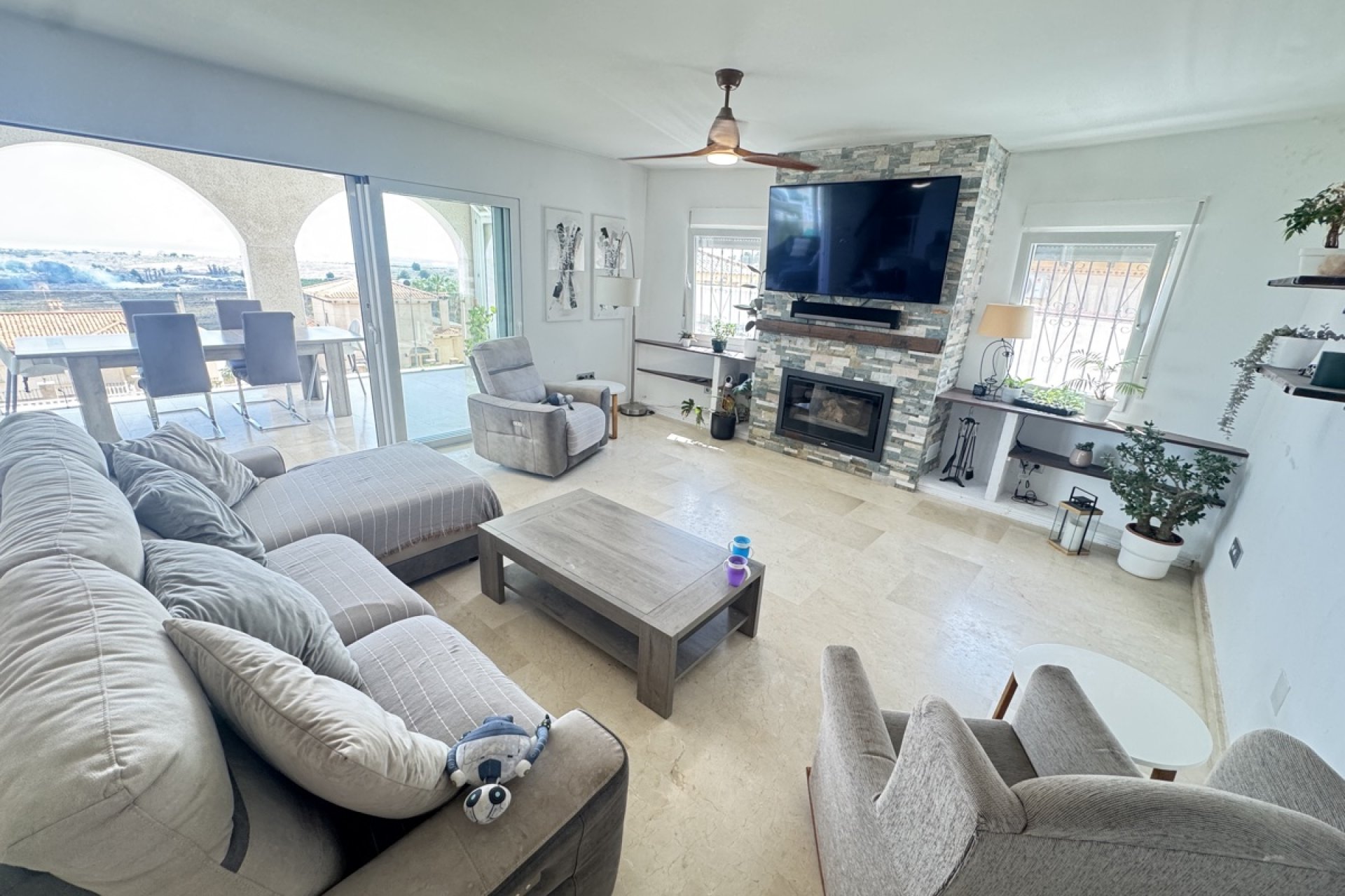 Reventa - Villa -
San Miguel de Salinas - Las Comunicaciones