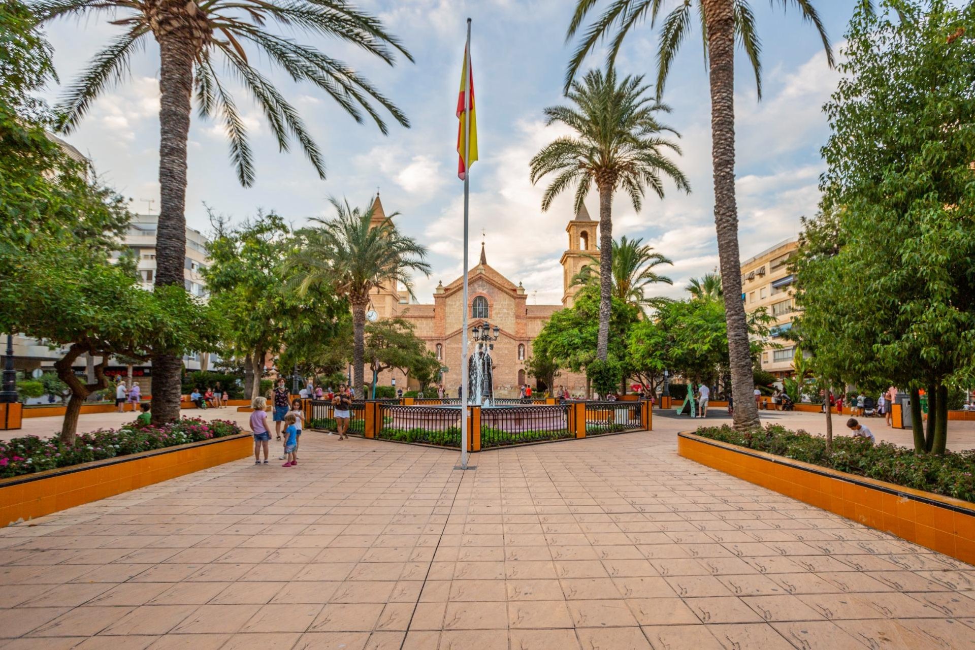 Rynek wtórny - Mieszkanie w bloku -
Torrevieja - Estacion de autobuses