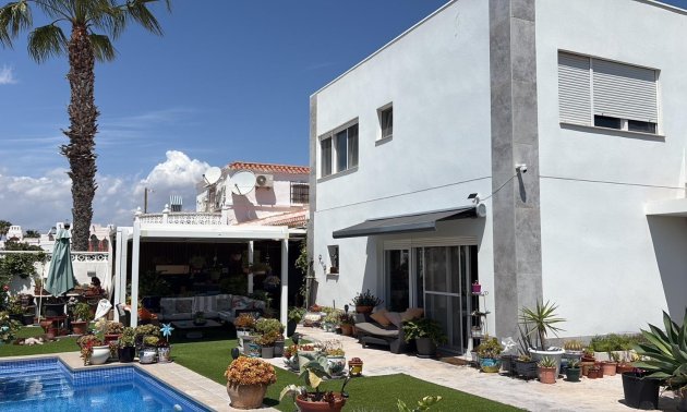 Villa / House - Resale - Torrevieja -
                La Siesta
