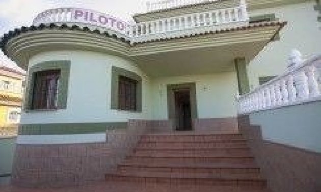Villa - Obra nueva - Torrevieja - Los Balcones - Los Altos del Edén