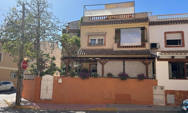 Villa - Resale -
            Los Montesinos - 99J-63570