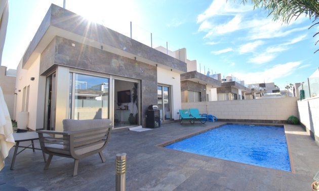 Villa - Resale - Orihuela Costa - Villamartin