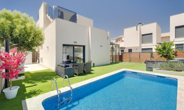 Villa - Resale - Torrevieja - Aguas Nuevas