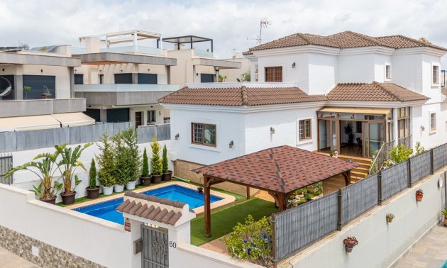 Villa - Reventa - Los Montesinos - La Herrada