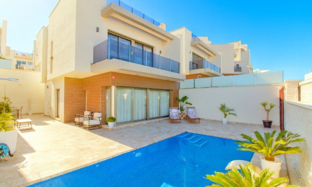 Villa - Reventa -
            Orihuela Costa - 99X-11178