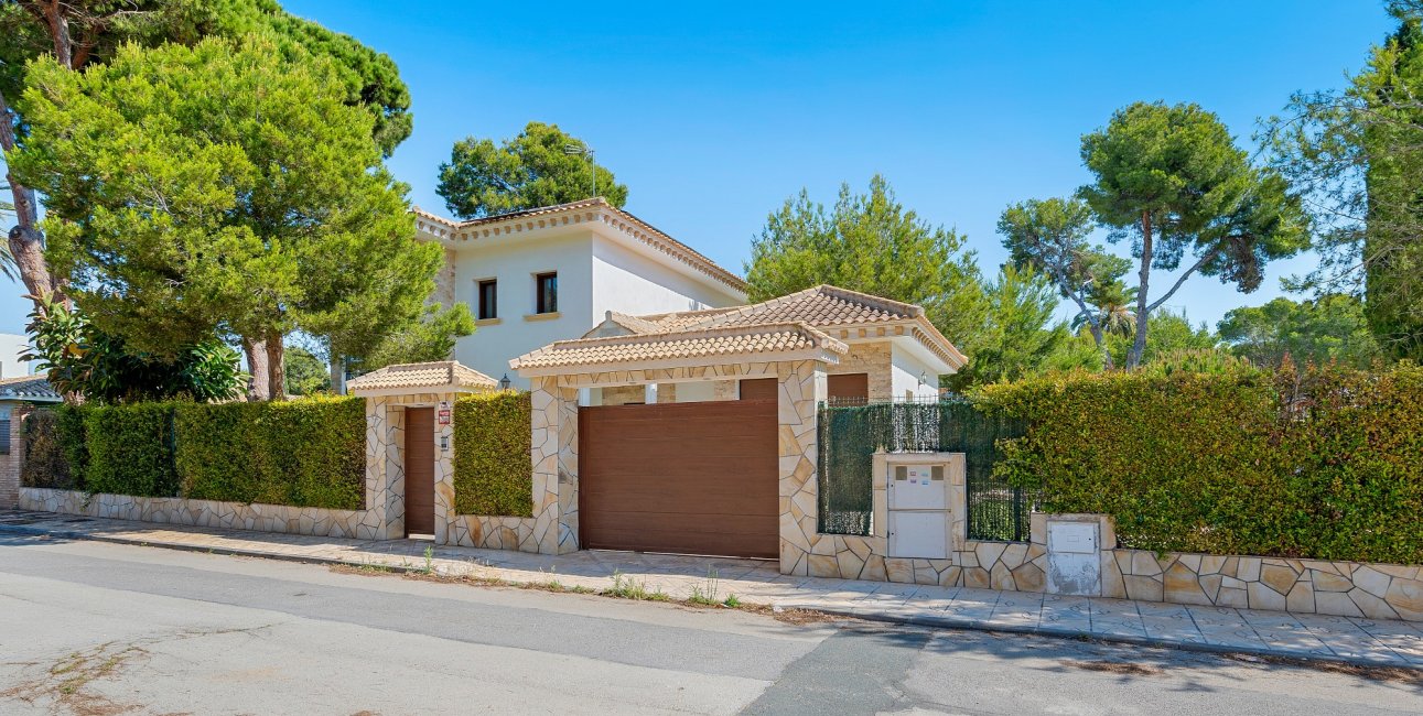 Resale - Villa -
Orihuela Costa - Dehesa De Campoamor