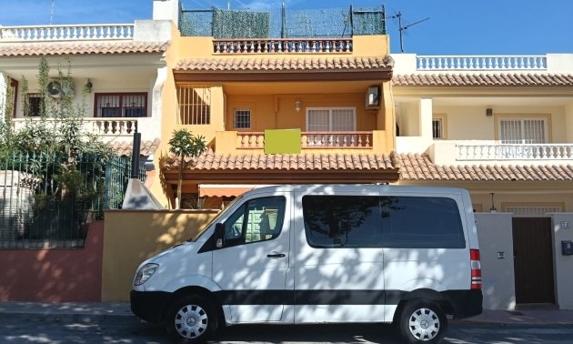 Reventa - Apartamento / piso -
Los Montesinos - Centro