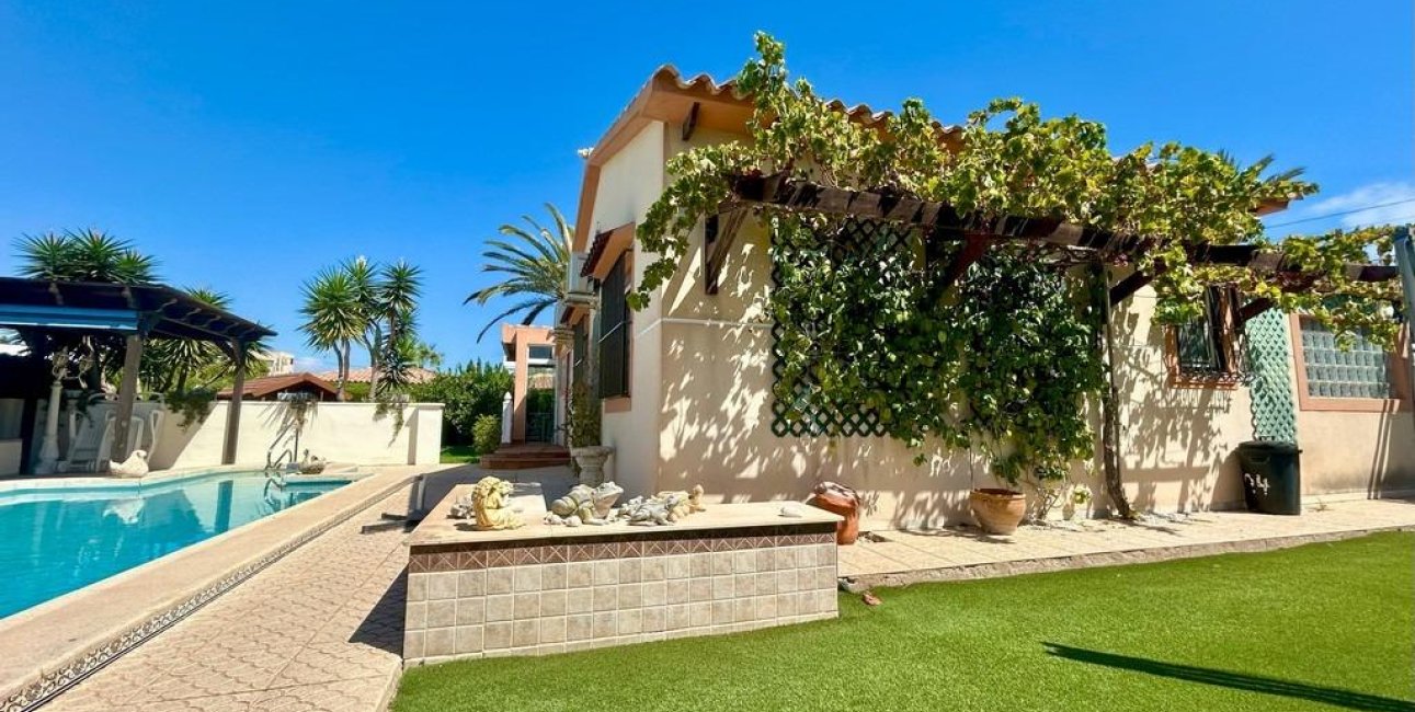 Resale - Villa -
Orihuela Costa - Cabo Roig