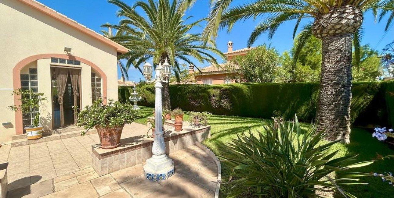 Resale - Villa -
Orihuela Costa - Cabo Roig