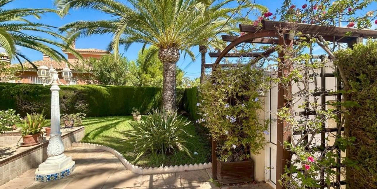 Resale - Villa -
Orihuela Costa - Cabo Roig