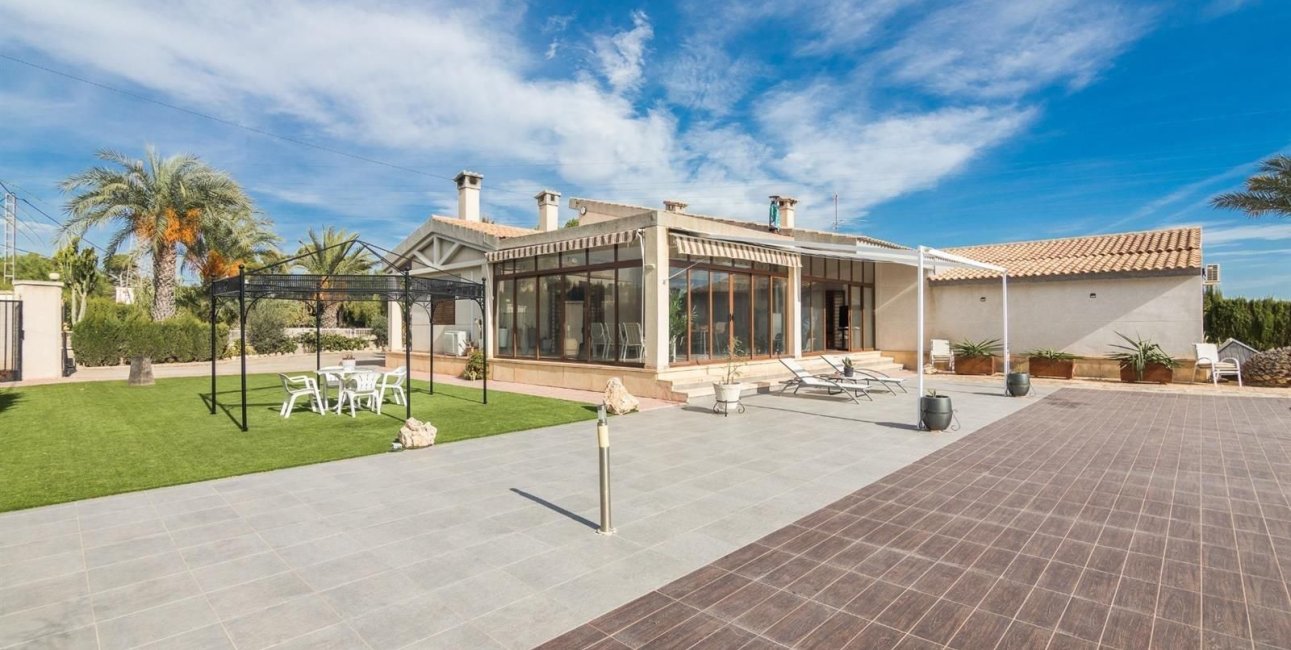 Resale - Villa -
Alicante - Corte Ingles