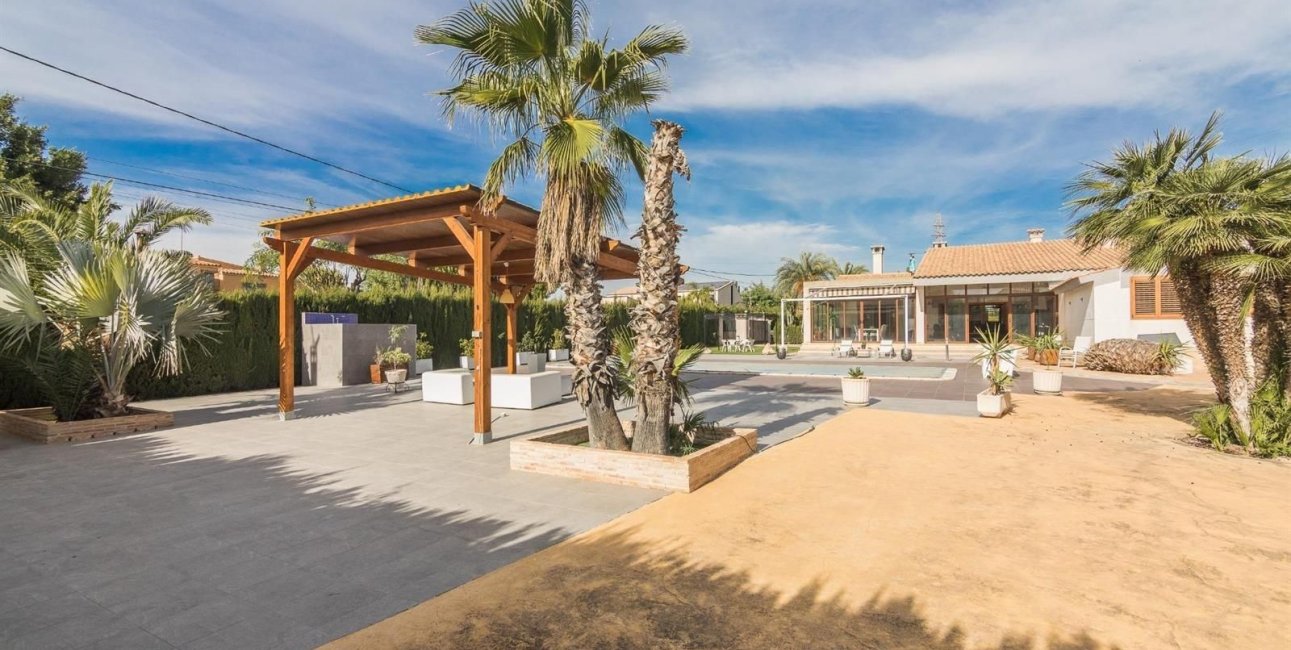 Resale - Villa -
Alicante - Corte Ingles