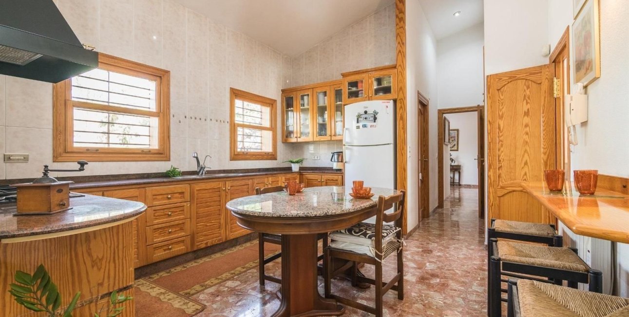 Resale - Villa -
Alicante - Corte Ingles