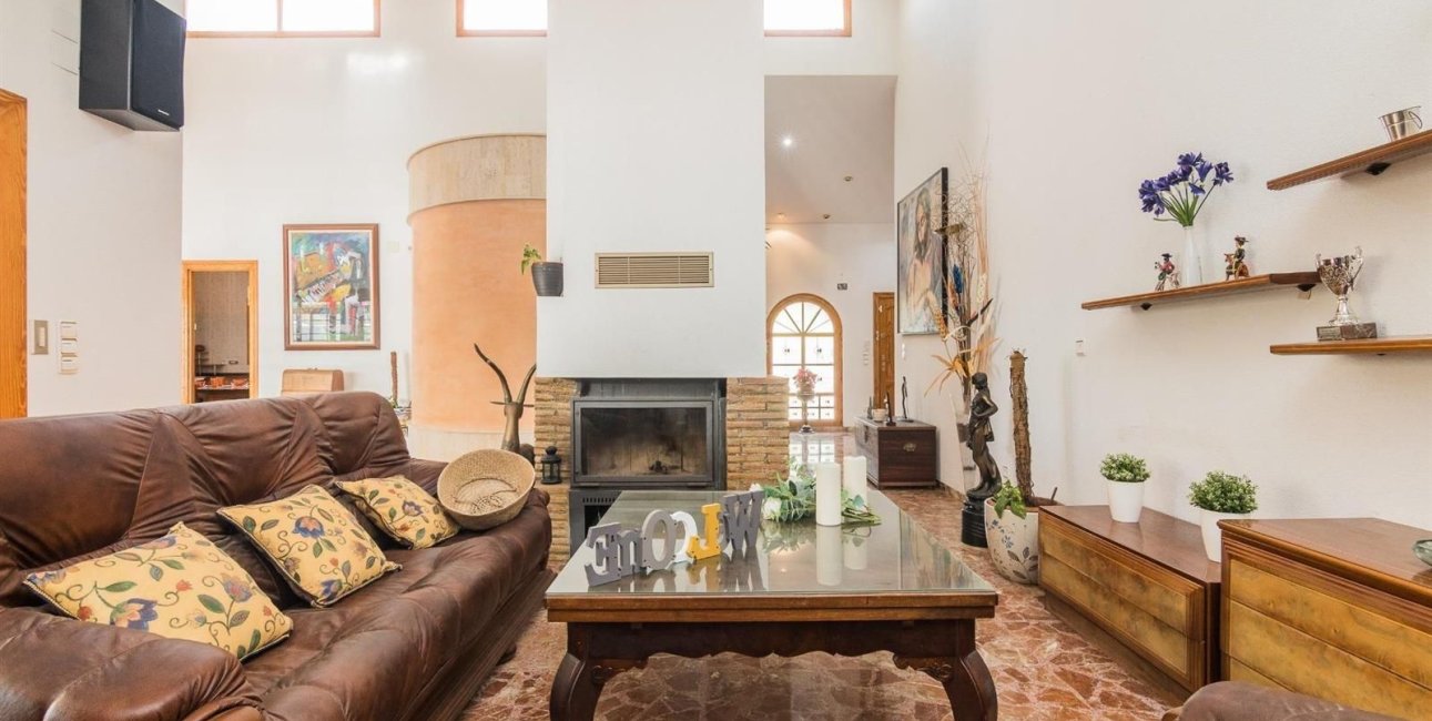 Resale - Villa -
Alicante - Corte Ingles