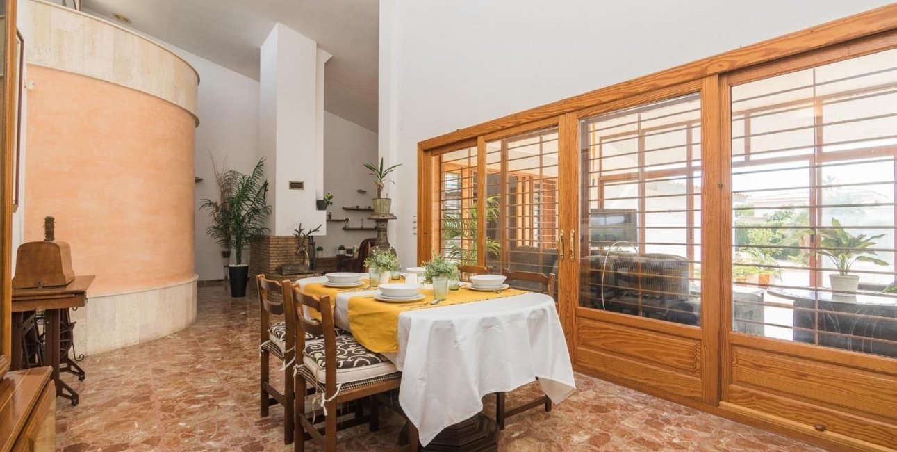 Resale - Villa -
Alicante - Corte Ingles