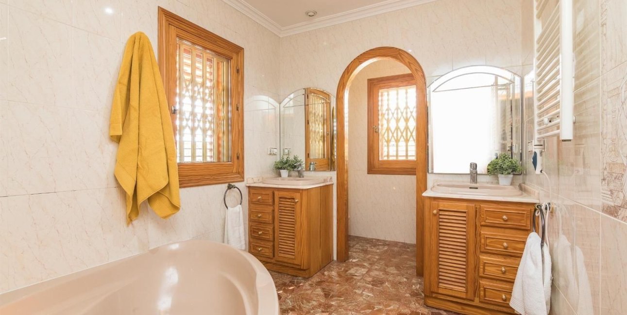 Resale - Villa -
Alicante - Corte Ingles