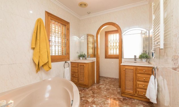 Resale - Villa -
Alicante - Corte Ingles