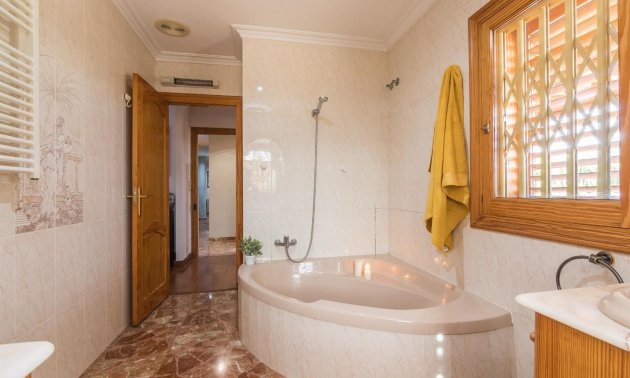 Resale - Villa -
Alicante - Corte Ingles