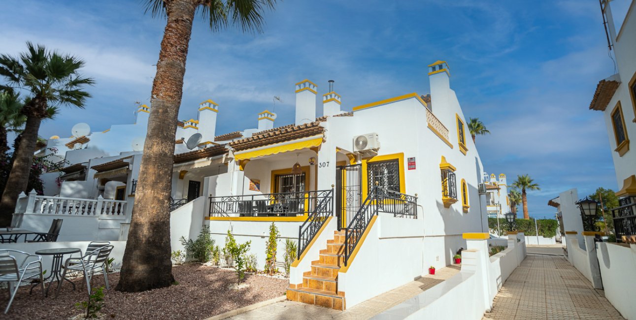 Resale - Villa -
Orihuela Costa - Villamartín