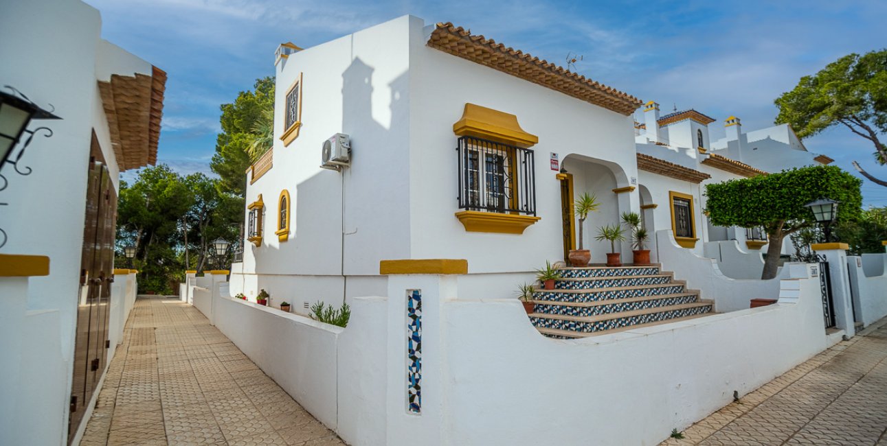 Resale - Villa -
Orihuela Costa - Villamartín