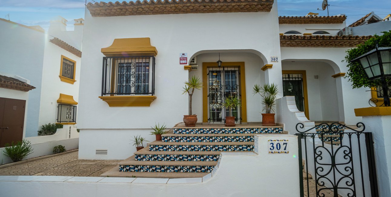 Resale - Villa -
Orihuela Costa - Villamartín
