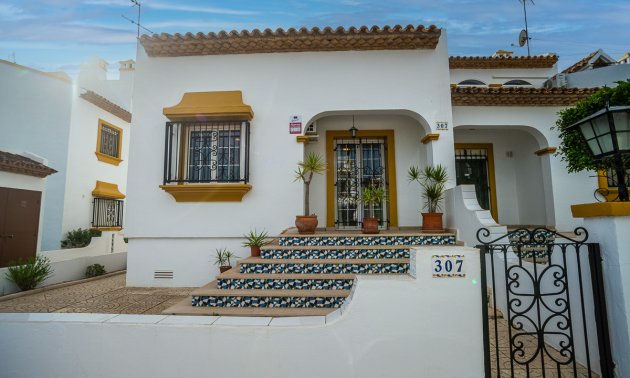 Resale - Villa -
Orihuela Costa - Villamartín