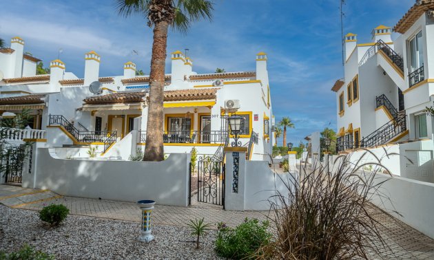 Resale - Villa -
Orihuela Costa - Villamartín