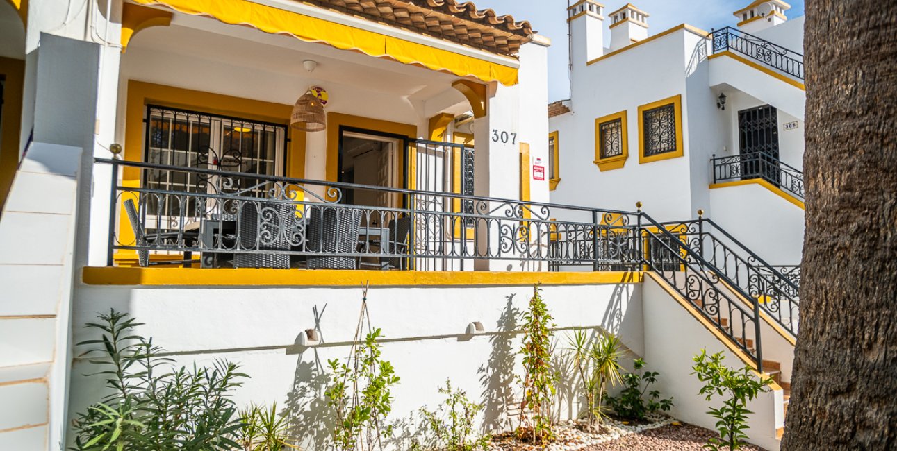 Resale - Villa -
Orihuela Costa - Villamartín