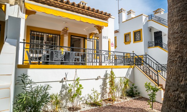 Resale - Villa -
Orihuela Costa - Villamartín