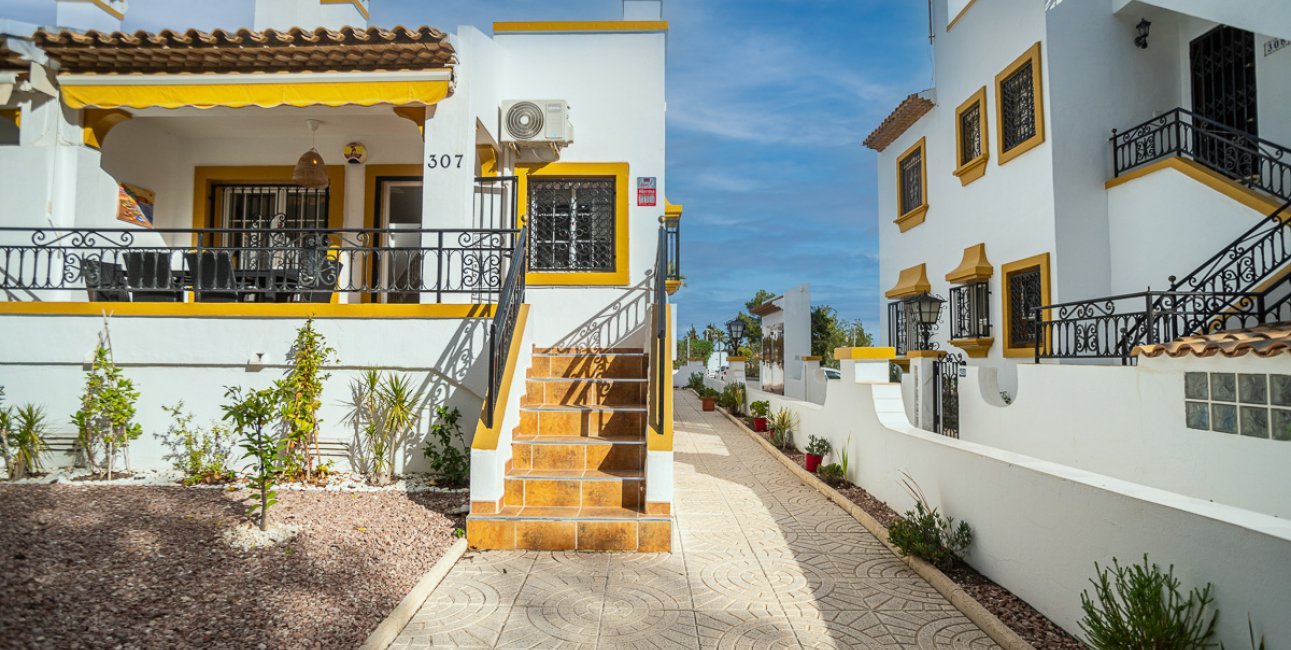 Resale - Villa -
Orihuela Costa - Villamartín