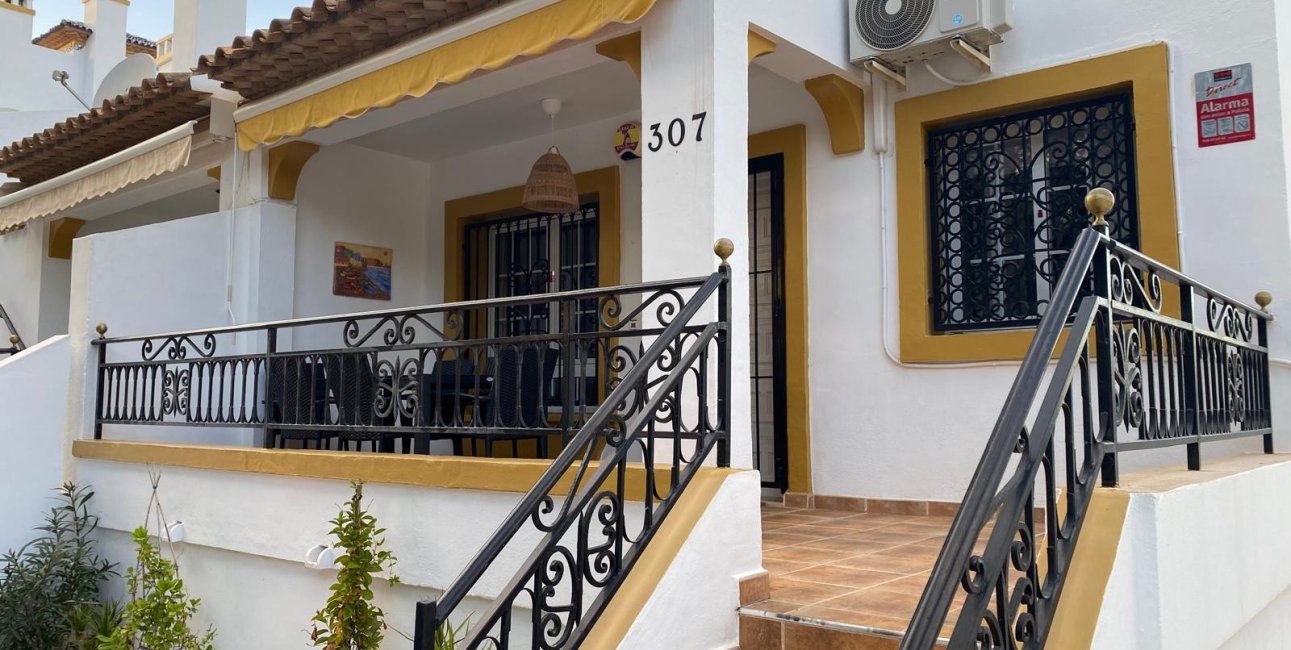 Resale - Villa -
Orihuela Costa - Villamartín