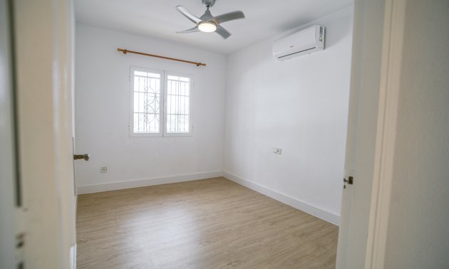 Resale - Villa -
Orihuela Costa - Villamartín