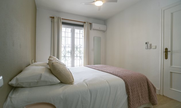 Resale - Villa -
Orihuela Costa - Villamartín