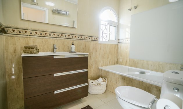 Resale - Villa -
Orihuela Costa - Villamartín