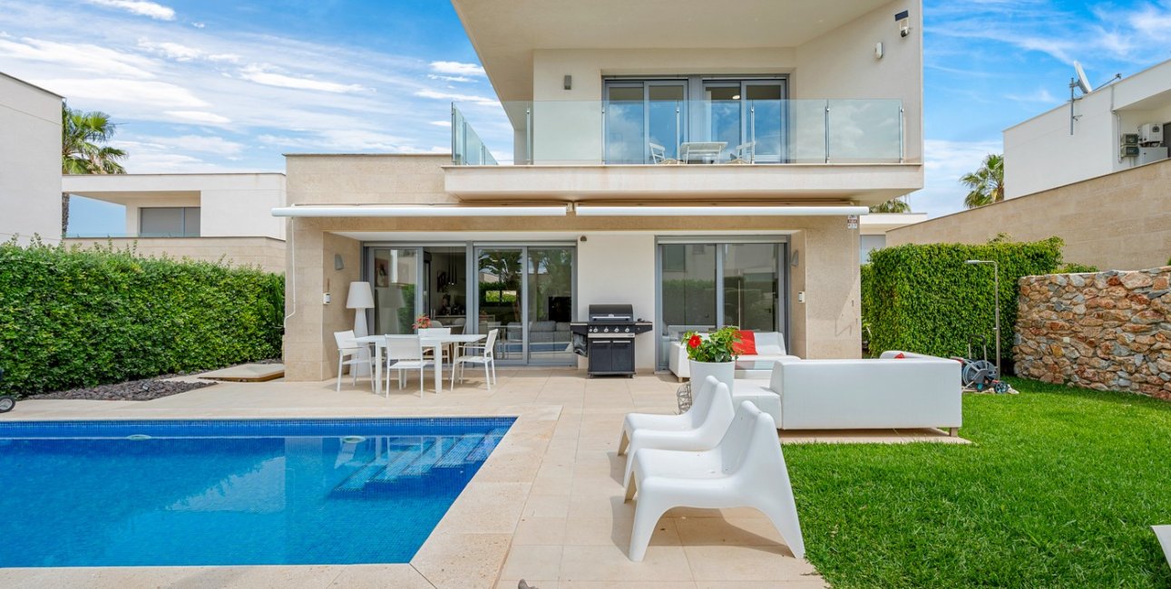 Resale - Villa -
Orihuela Costa - Vistabella