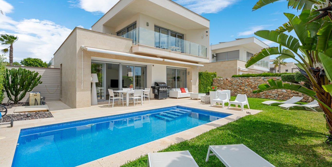 Resale - Villa -
Orihuela Costa - Vistabella