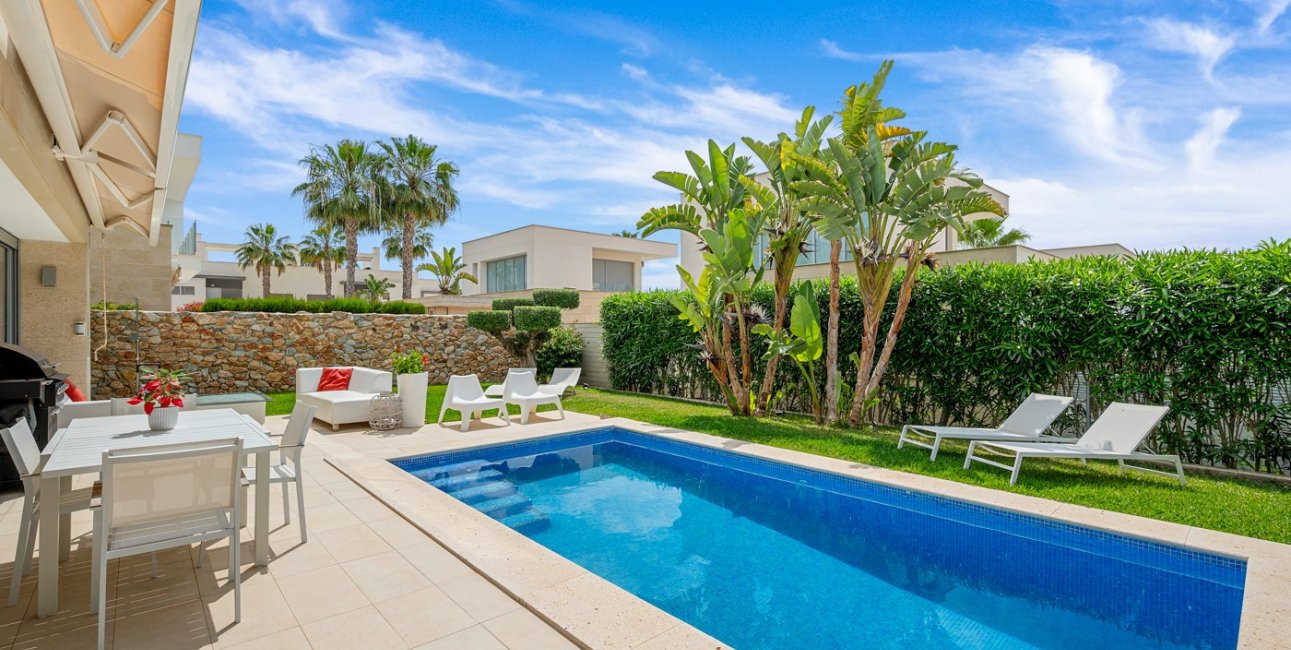 Resale - Villa -
Orihuela Costa - Vistabella